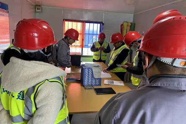 图片二:集团公司领导对现场施工资料进行检查.jpg 图片二:集团公司领导对现场施工资料进行检查.jpg